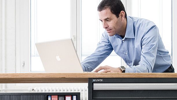 Workbenches and worktables