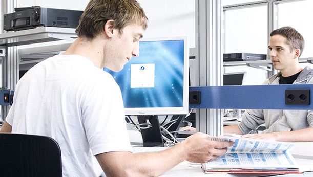 Arbeitsplätze und Werktische