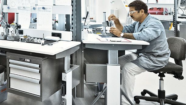 Arbeitsplätze und Werktische
